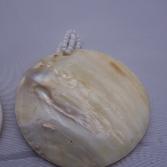 3 Shell Necklaces + 1 Pendant - Picture 6 of 7